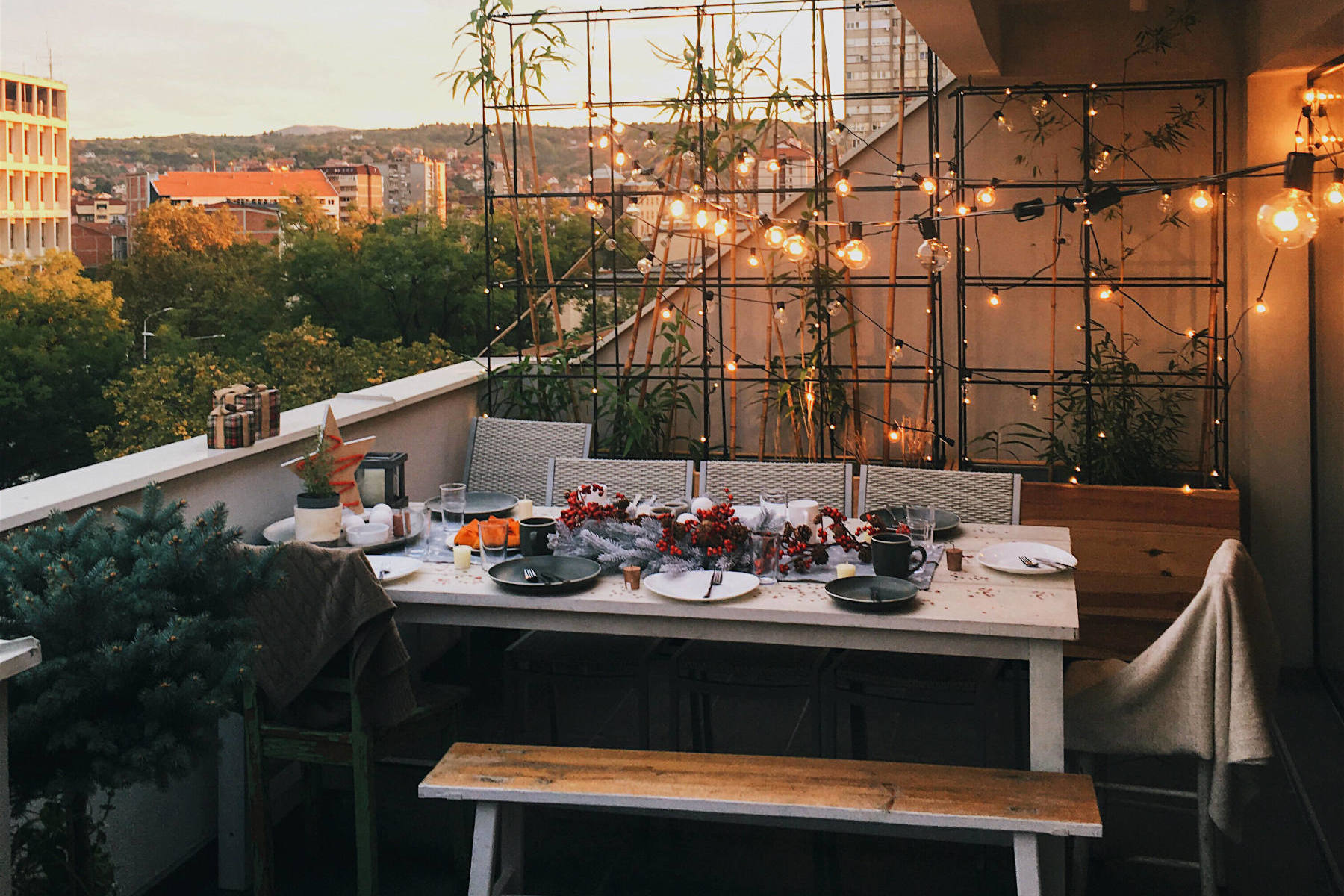 Balcon décoré avec des guirlandes