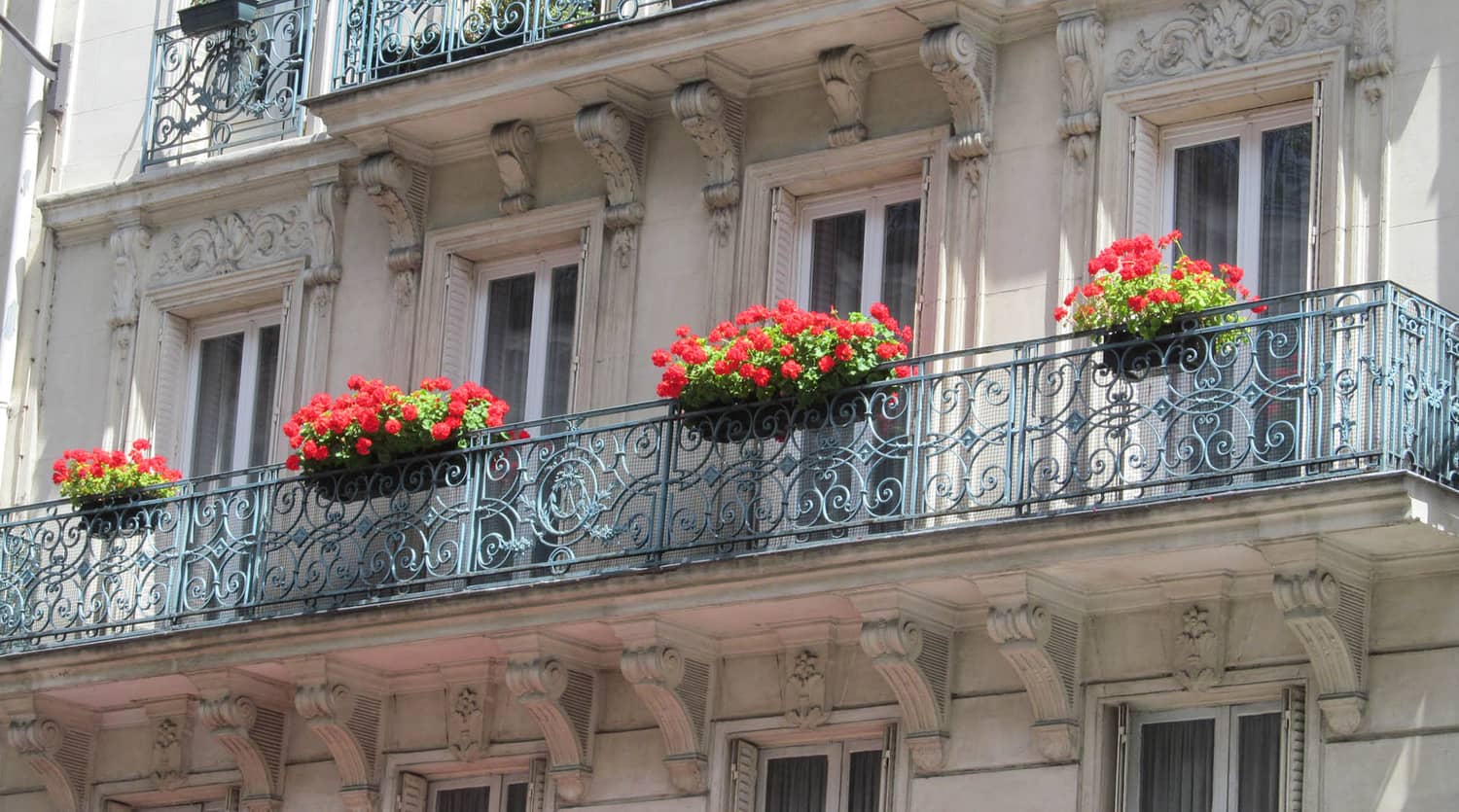 Facacde d'immeuble de ville avec balcons