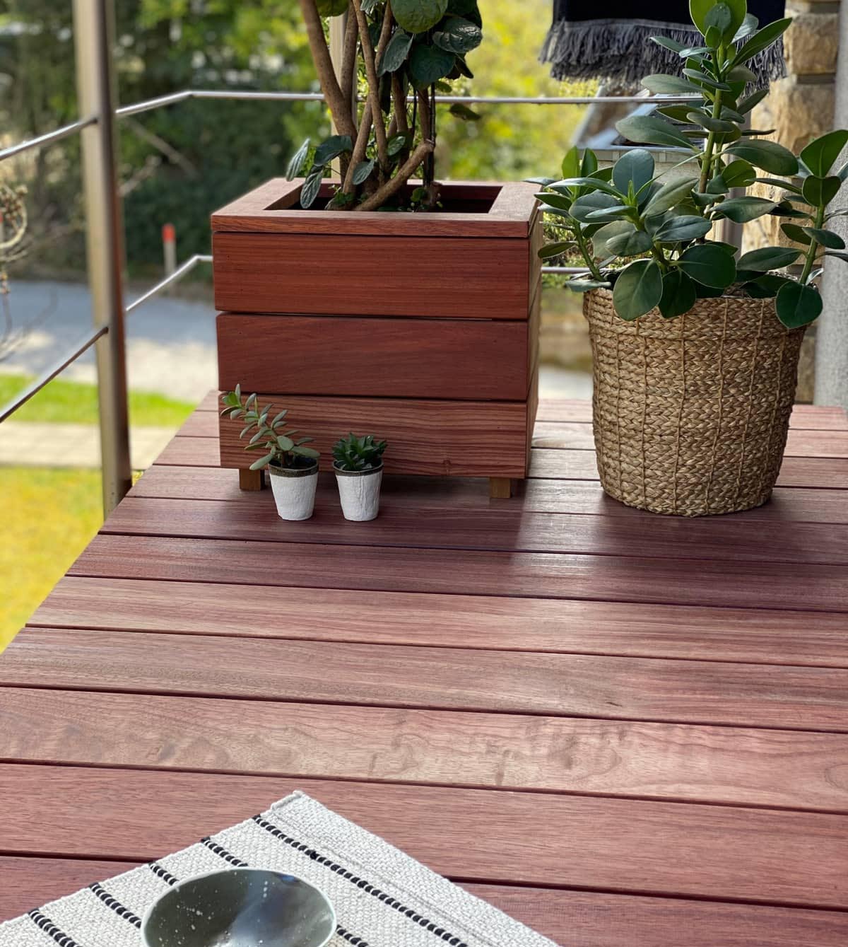 Balcon en bois avec garde-corps en verre